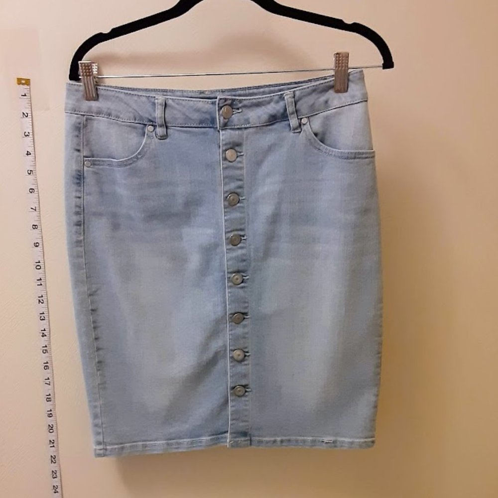 LIGHT BLUE DENIM SKIRT - SIZE 10